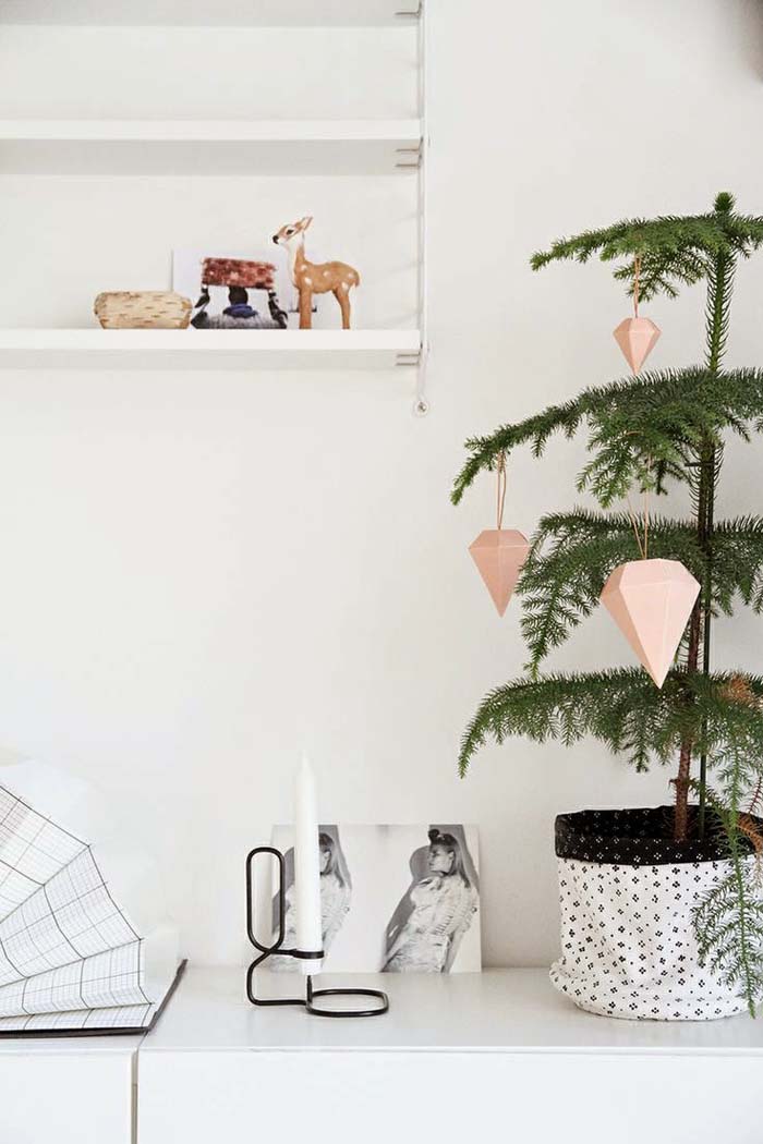 Geometric Xmas Tree Ornaments #Christmas #minimalist #decor #decorhomeideas