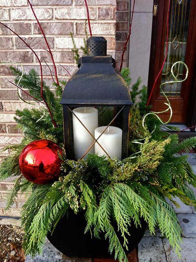 Giant Ornament and Lantern Planter #Christmas #outdoor #planter #decorhomeideas