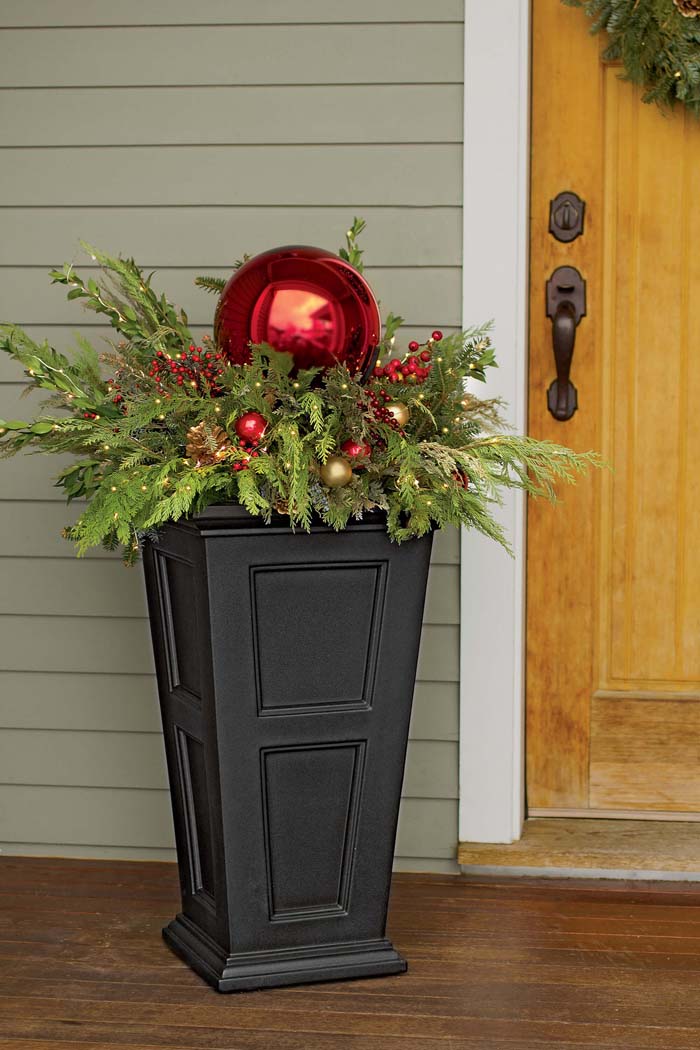 Giant Ornament On Evergreen Branches #Christmas #outdoor #planter #decorhomeideas