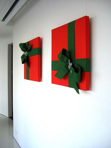 Gifts on the Wall #Christmas #walldecor #diy #decorhomeideas
