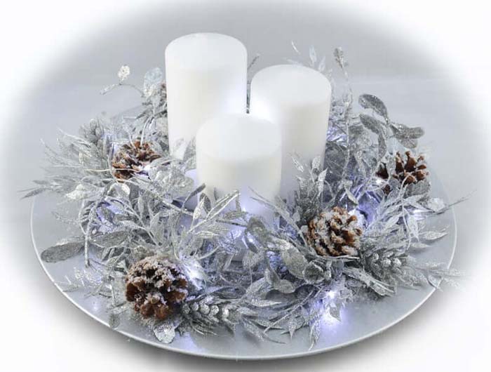 Glowing Wreath Plate and Pillar Candles #Christmas #silver #decorations #decorhomeideas