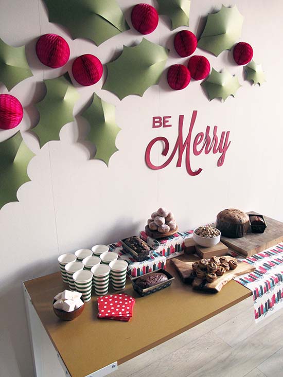 Holiday Holly Wall #Christmas #walldecor #diy #decorhomeideas