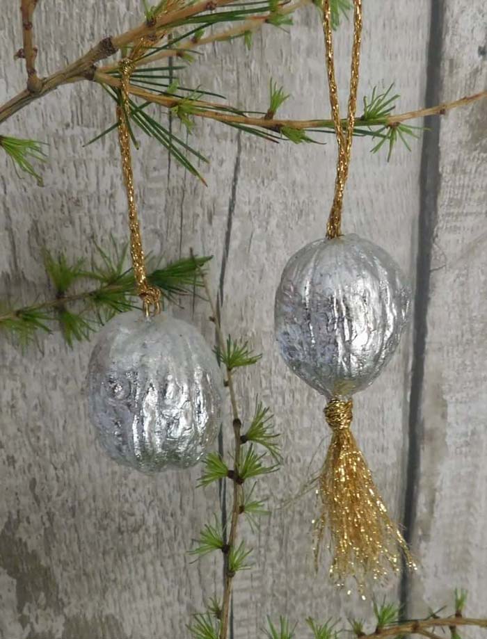 Metallic Crinkled Foil Ball Ornaments #Christmas #silver #decorations #decorhomeideas