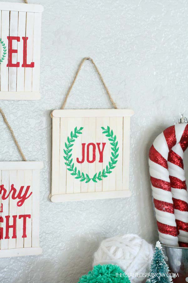 Mini Pallet Sign Ornaments #Christmas #ornaments #dollarstore #decorhomeideas