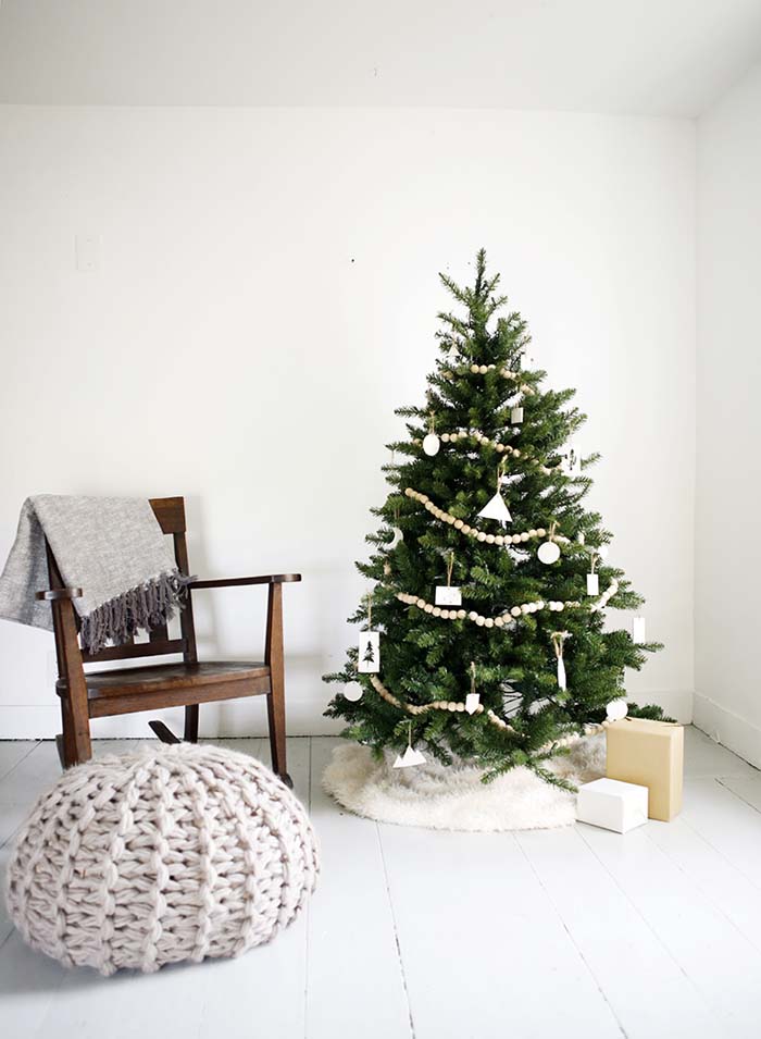 Minimal Christmas Tree #Christmas #minimalist #decor #decorhomeideas