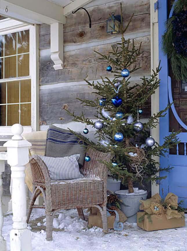 Minimalist Globe Ornament Patio Tree #Christmastree #outdoor #decorhomeideas