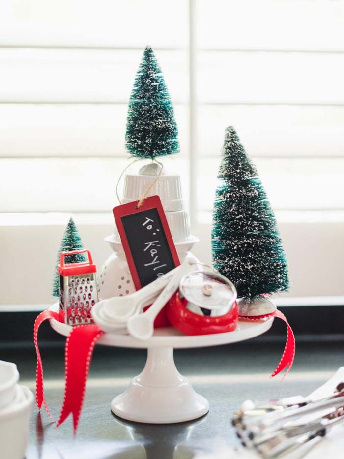 Minimalist Kitchenware Display That Doubles As A Gift #Christmas #cakestand #decorhomeideas