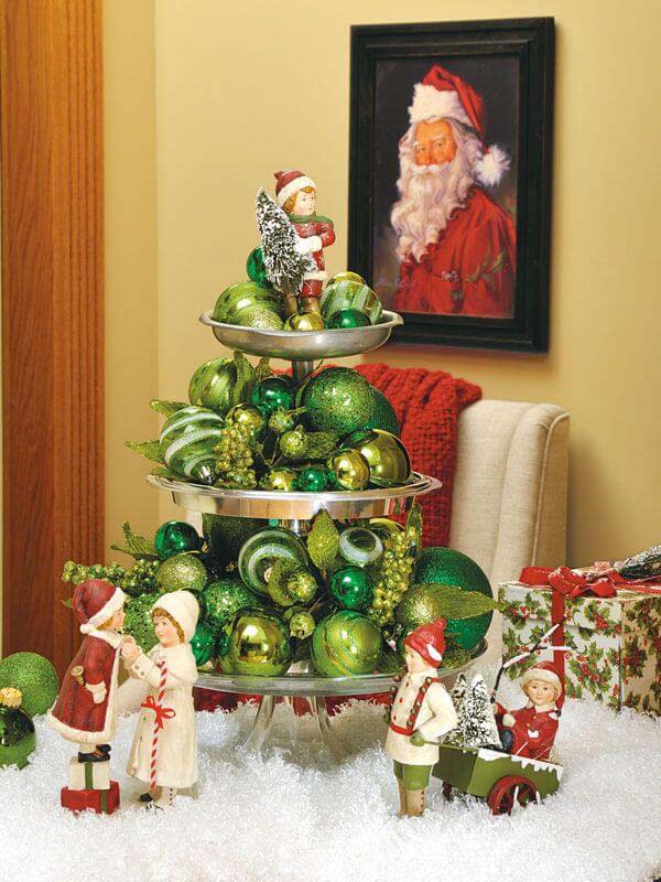 Monochromatic Display Of Vintage Green Ornaments And Figurines #Christmas #cakestand #decorhomeideas