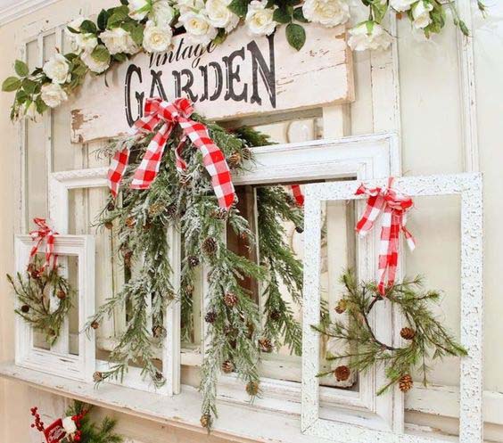 Old Frames Wall Decor #Christmas #walldecor #diy #decorhomeideas