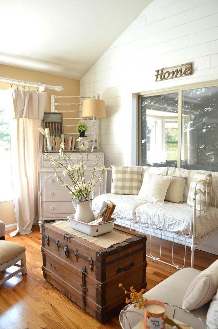 Old Trunk = Instant Coffee Table #farmhouse #furniture #decorhomeideas