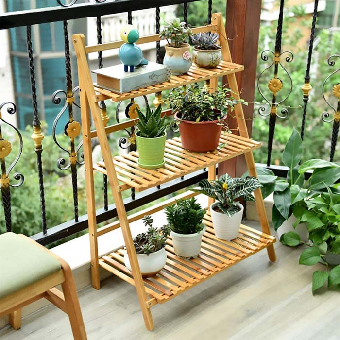 Outdoor Ladder Plant Stand #ladderplanter #decorhomeideas