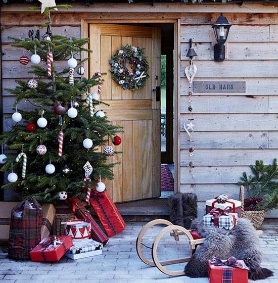 Outdoorsy Globe Ornaments and Candy Canes #Christmastree #outdoor #decorhomeideas