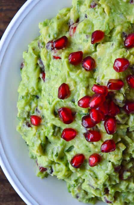 Pomegranate Guacamole #Christmas #dips #decorhomeideas