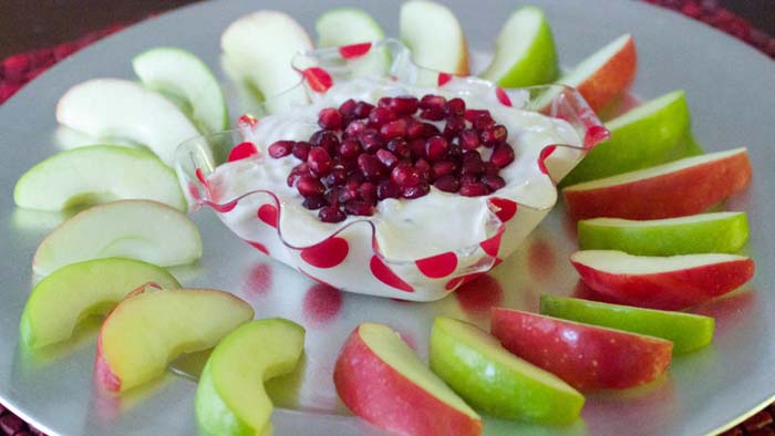 Pomegranate Yogurt Dip #Christmas #dips #decorhomeideas