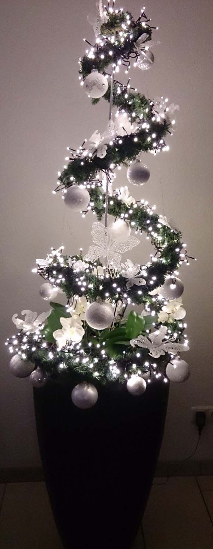 Pretty White Christmas Tree Project #Christmas #outdoor #planter #decorhomeideas