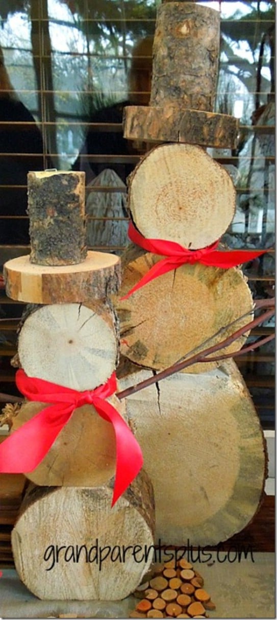 Primitive Upcycled Wooden Log Snowmen #Christmas #reclaimedwood #decorhomeideas