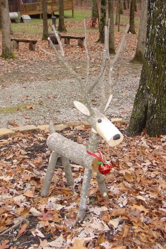 Reclaimed Log Reindeer #Christmas #reclaimedwood #decorhomeideas