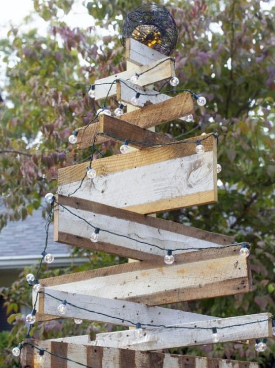 Reclaimed Wood Outdoor Christmas Tree #Christmas #reclaimedwood #decorhomeideas