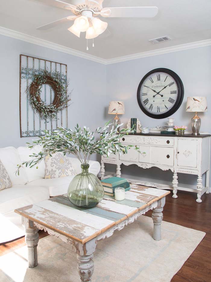 Recycled Barnwood Coffee Table and Glass Vase #frenchcountry #decor #decorhomeideas