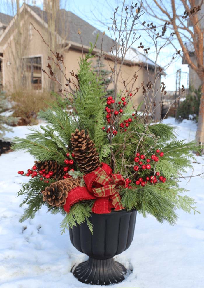 Red and Green Christmas Planter #Christmas #outdoor #planter #decorhomeideas