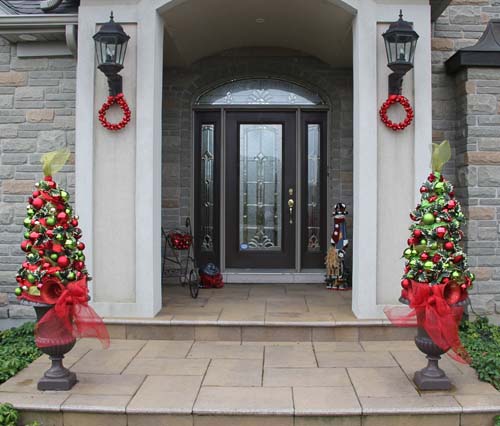 Red and Green Christmas Tree Topiaries #Christmas #urns #decorations #decorhomeideas