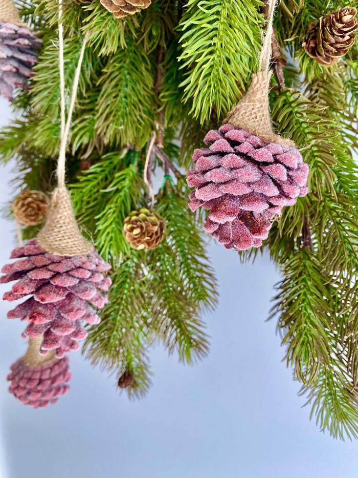 Red Frosted Pinecones #Christmas #ornaments #rustic #decorhomeideas