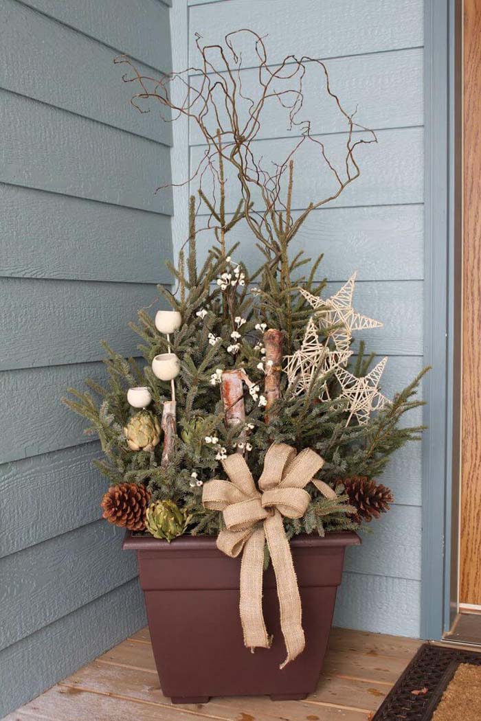Rustic Christmas Pine Planter Display #Christmas #outdoor #planter #decorhomeideas