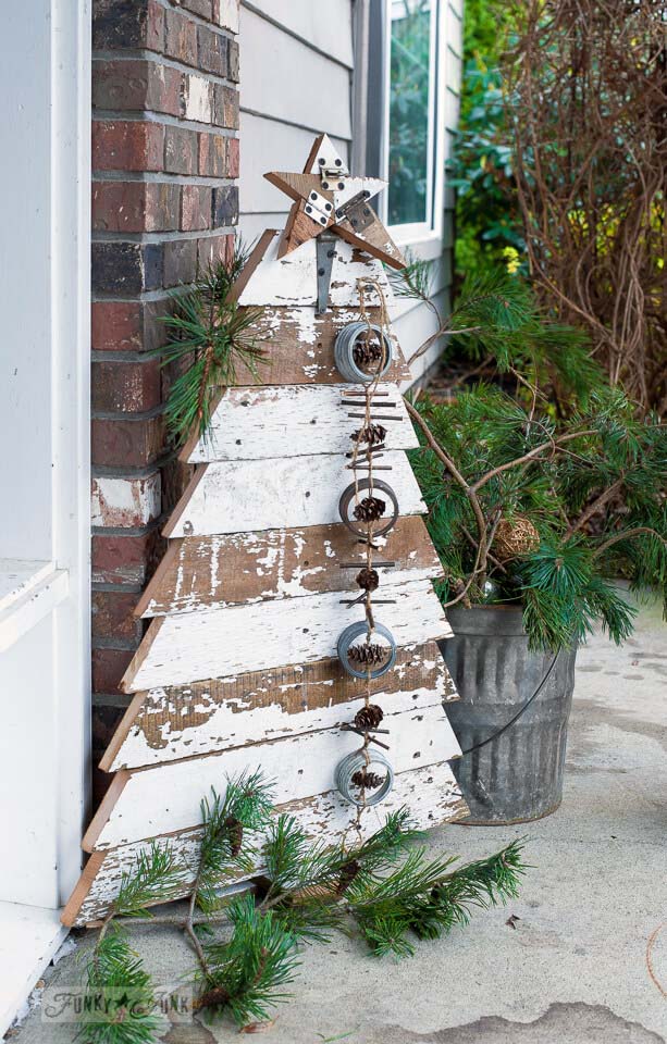 Rustic Holiday Front Door Pallet Christmas Tree #Christmas #Christmastree #decorhomeideas