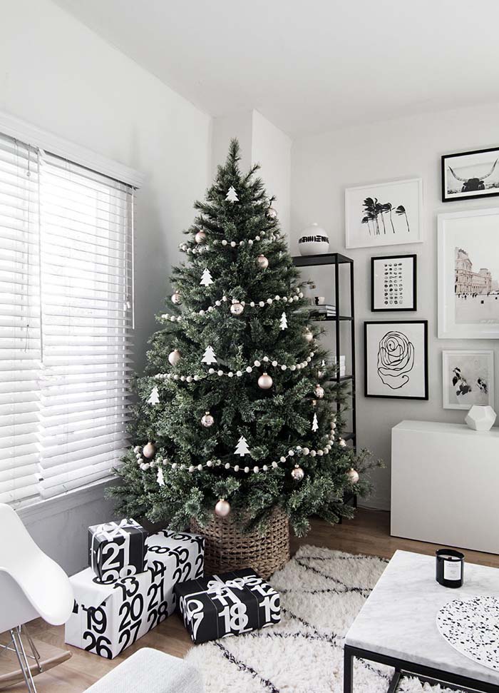 Scandinavian Christmas Tree #Christmas #minimalist #decor #decorhomeideas