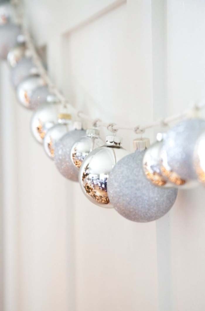 Silver Glitter Bauble Holiday Garland #Christmas #silver #decorations #decorhomeideas