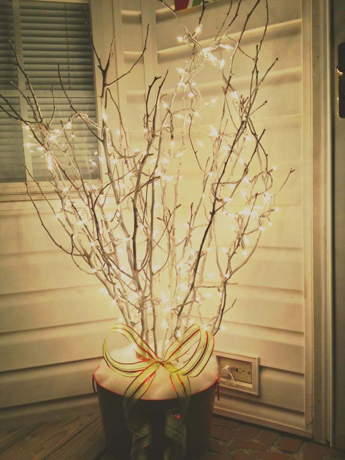 Simple Branches With String Lights #Christmas #outdoor #planter #decorhomeideas