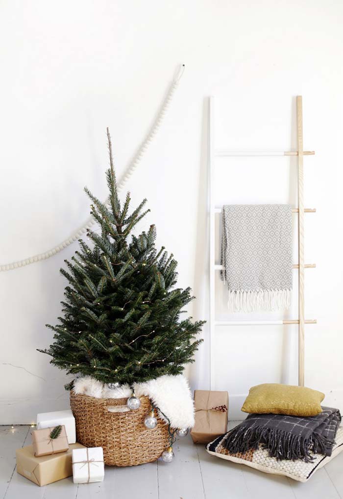 Simple Christmas Tree Display #Christmas #minimalist #decor #decorhomeideas