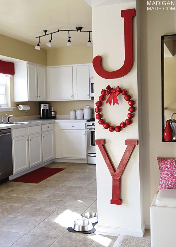 Simple Joy Holiday Wall Letters #Christmas #walldecor #diy #decorhomeideas