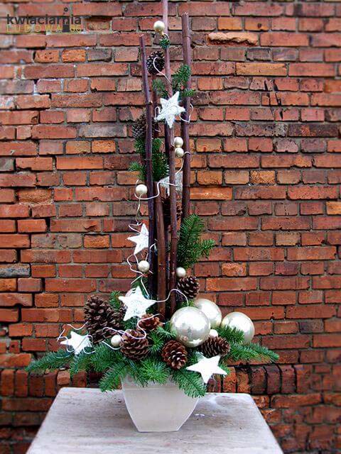 Simple Pinecones and Stars Display #Christmas #outdoor #planter #decorhomeideas