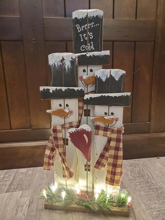 Snowman Family With Lights #Christmas #reclaimedwood #decorhomeideas