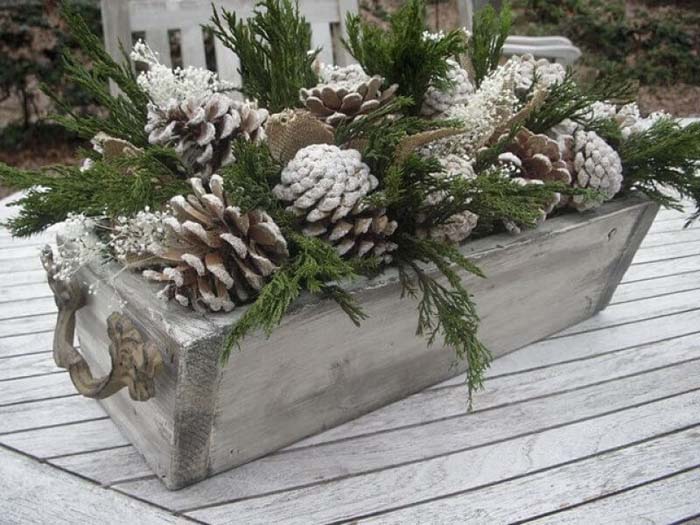 Snowy Pinecone Flower Box Tutorial #Christmas #outdoor #planter #decorhomeideas