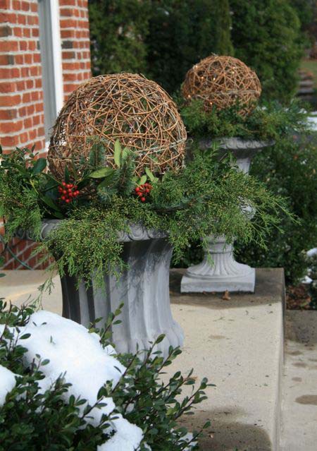 Twin Twine Globes With Branches and Red Berries #Christmas #urns #decorations #decorhomeideas