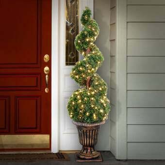 Twisted Christmas Urn Topiary #Christmas #urns #decorations #decorhomeideas