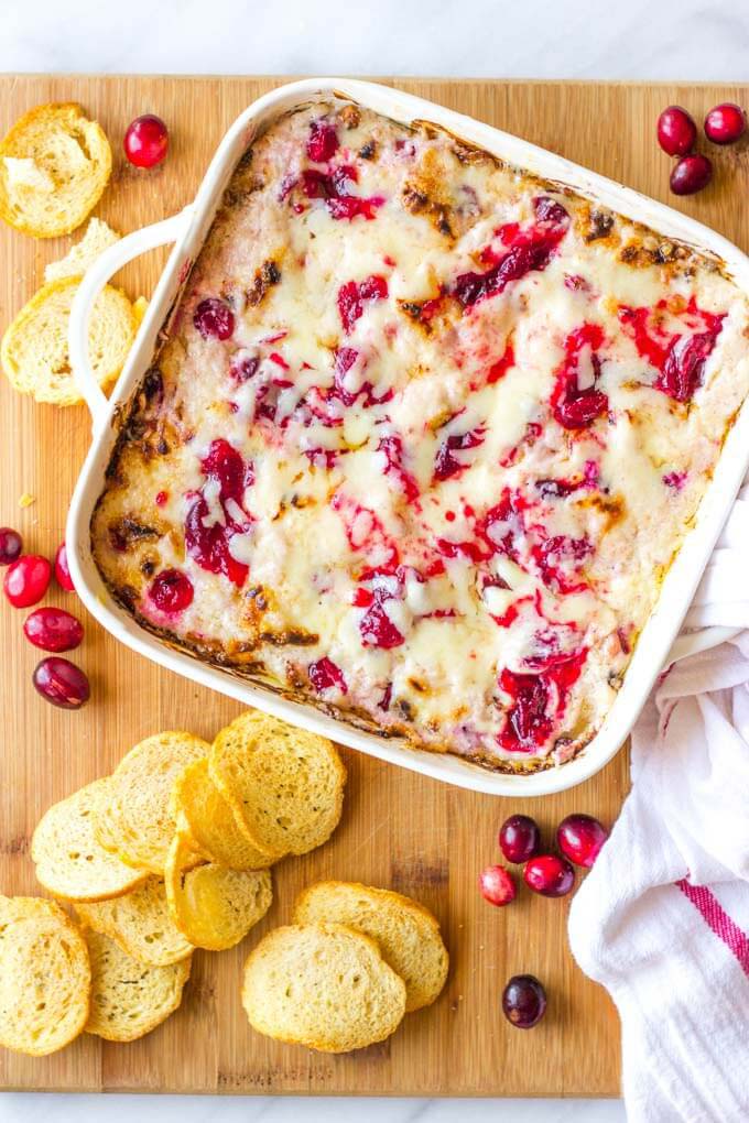 White Cheddar and Cranberry Dip #Christmas #dips #decorhomeideas