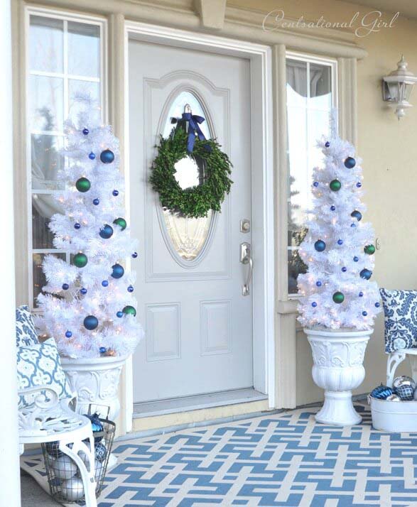 White Christmas with a Burst of Color #Christmastree #outdoor #decorhomeideas