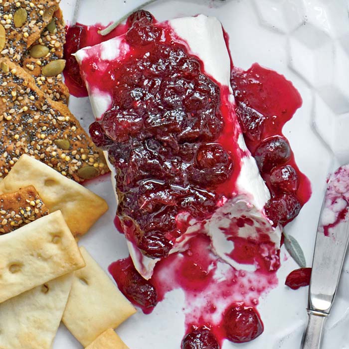 Wine-Spiked Cranberry Cheese Log #Christmas #dips #decorhomeideas