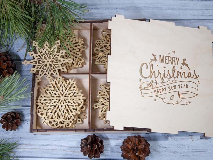 Wooden Snowflake Ornament Set #Christmas #ornaments #rustic #decorhomeideas