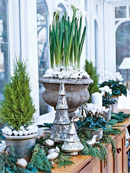 Zen Plants and Christmas Ornaments #Christmas #urns #decorations #decorhomeideas