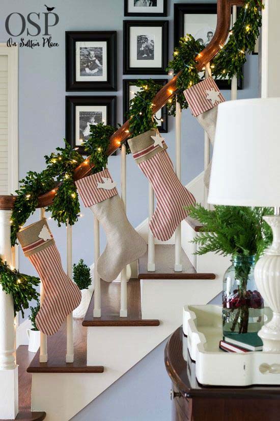 Add Cheer to a Banister #Christmas #style #decorhomeideas