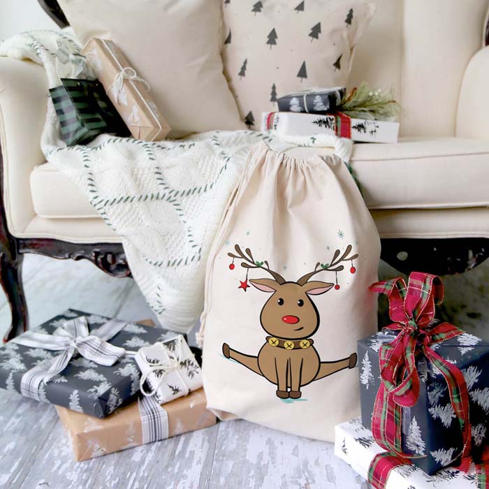 Adorable Cotton Canvas Reindeer Santa Sack for Presents #Christmas #reindeer #decorhomeideas