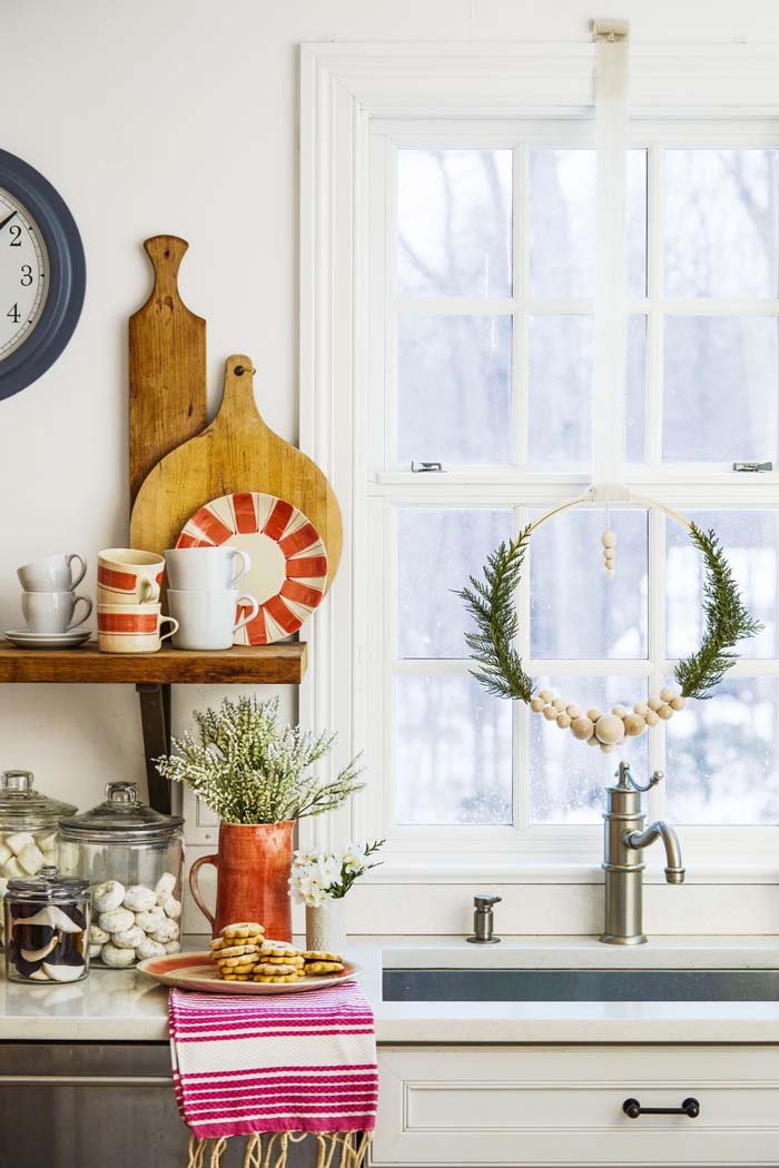 Adorn the Windows #Christmas #style #decorhomeideas