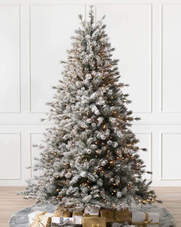 Artificial Pine Christmas Tree With Faux Snow #Christmas #Christmastree #artificialtree #decorhomeideas