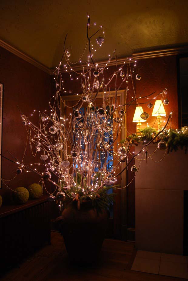 Bare Branch Tree of Lights #Christmas #indoordecorations #decorhomeideas