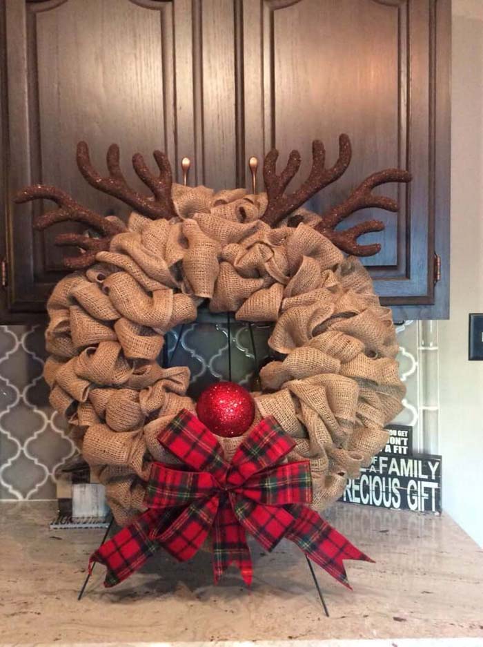 Beautiful Burlap Reindeer Wreath Featuring Rudolph #Christmas #reindeer #decorhomeideas