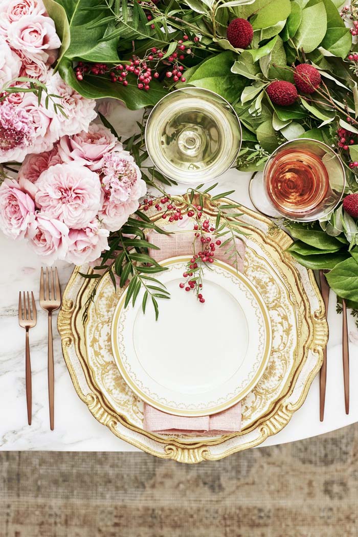 Bring Fresh Flowers to the Table #Christmas #stylish #decorhomeideas